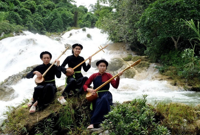 Trên địa bàn tỉnh Tuyên Quang hầu như huyện nào (kể cả thành phố Tuyên Quang) cũng có hát Then, nhưng vùng hát Then đậm đặc, được duy trì, bảo tồn nguyên giá trị chủ yếu ở các huyện Chiêm Hóa, Nà Hang, Lâm Bình. (Nguồn: TTXVN)