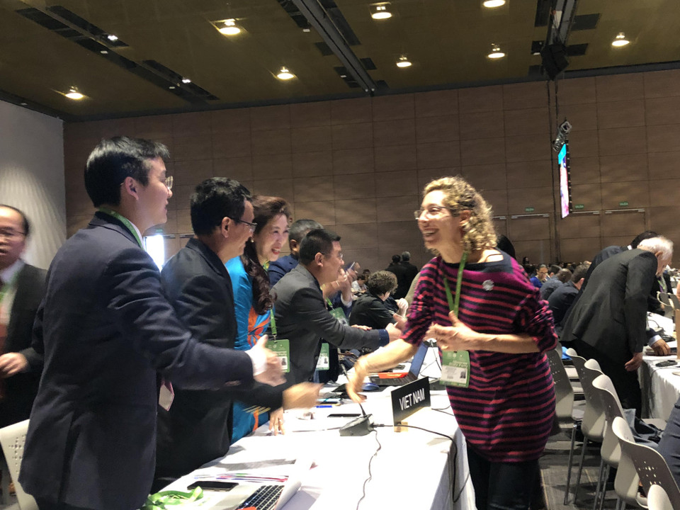 Đại diện các nước chúc mừng Thực hành Then của Việt Nam được công nhận là Di sản Văn hoá Phi vật thể đại diện của nhân loại. (Nguồn: Vietnam+)