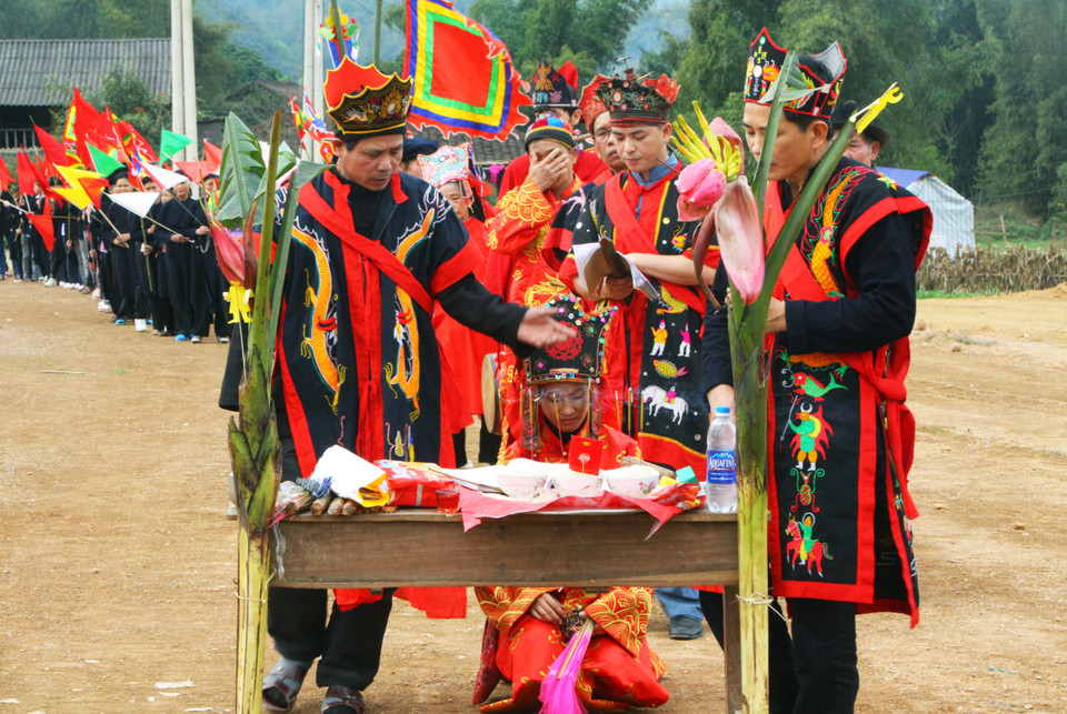 Thực hành Then trong nghi lễ cấp sắc của người Tày ở thi trấn Yến Lạc, huyện Nà Ri, tỉnh Bắc Kạn. (Nguồn: Vietnam+) 