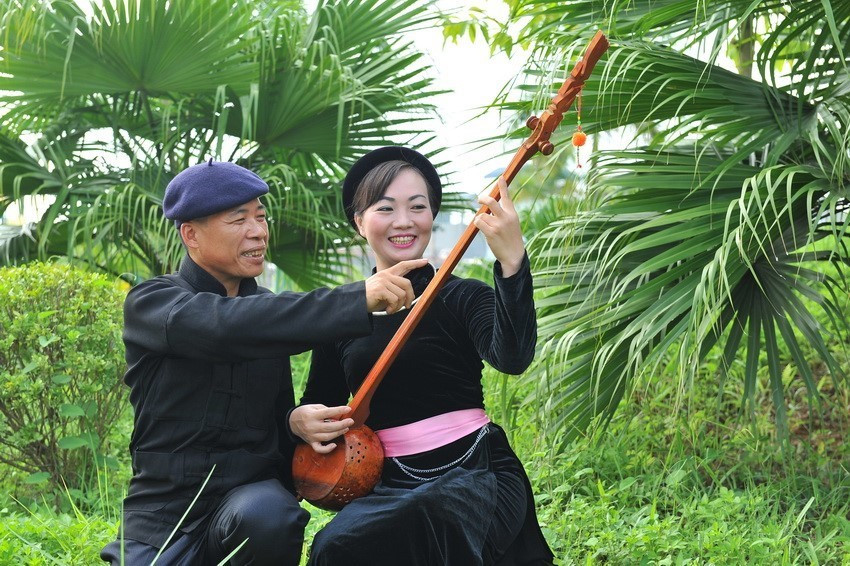 Nghệ nhân Ma Phúc Hưu, thôn Tân Hợp, xã Tân An, huyện Chiêm Hóa (Tuyên Quang) truyền dạy làn điệu Then cho thế hệ trẻ với mong ước thế hệ sau tiếp tục bảo tồn và phát triển nghệ thuật truyền thống của dân tộc. (Ảnh: Minh Đức/TTXVN)