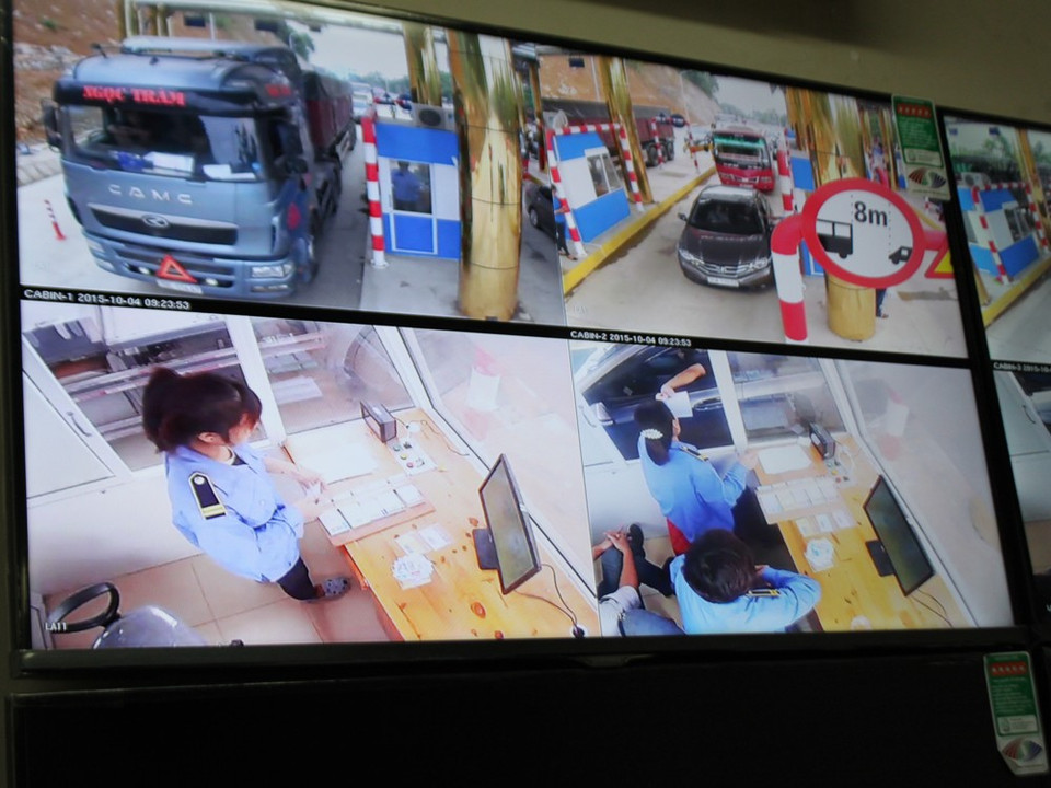 Hệ thống thiết bị, máy móc, hậu kiểm giám sát bằng hình ảnh quy trình thu phí tại trạm. (Ảnh: Việt Hùng/Vietnam+)