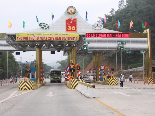 Vị trí trạm thu phí Quốc lộ 6 đoạn Xuân Mai-Hòa Bình. (Ảnh: Việt Hùng/Vietnam+) Dự án cải tạo, nâng cấp Quốc lộ 6 đoạn Xuân Mai-Hòa Bình dài hơn 30km theo hình thức BOT (xây dựng-kinh doanh-chuyển giao) đã hoàn thành và đang chờ Bộ Giao thông Vận tải “chốt” ngày thu phí. Theo ông Hoàng Mạnh Hùng, Trạm trưởng trạm thu phí Quốc lộ 6 đoạn Xuân Mai-Hòa Bình (Công ty Trách nhiệm hữu hạn BOT Quốc lộ 6-Hòa Lạc-Hòa Bình), trong những ngày thu phí thử vừa qua (28/9-4/10), lái xe qua trạm hỏi nhiều về thời gian thu phí; địa điểm mua vé tháng, quý. “Công ty đã phát tờ rơi thông báo mức vé đường bộ đồng thời phải bố trí nhân viên tại 2 đầu trạm phí để phân làn, hướng dẫn giao thông cho xe đi đúng làn. Hiện tại, quy trình thu phí đã đủ điều kiện và sẵn sàng tổ chức thu phí,” ông Hoàng Mạnh Hùng khẳng định. Một số hình ảnh về trạm thu phí Quốc lộ 6 đoạn Xuân Mai-Hòa Bình trước ngày được đưa vào thu phí: