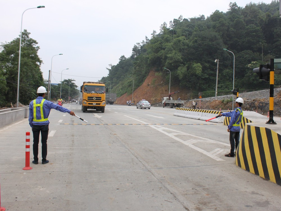 Công ty BOT Quốc lộ 6-Hòa Lạc-Hòa Bình phải bố trí nhân viên hướng dẫn, phân làn cho phương tiện đi đúng vào làn thu phí. (Ảnh: Việt Hùng/Vietnam+)