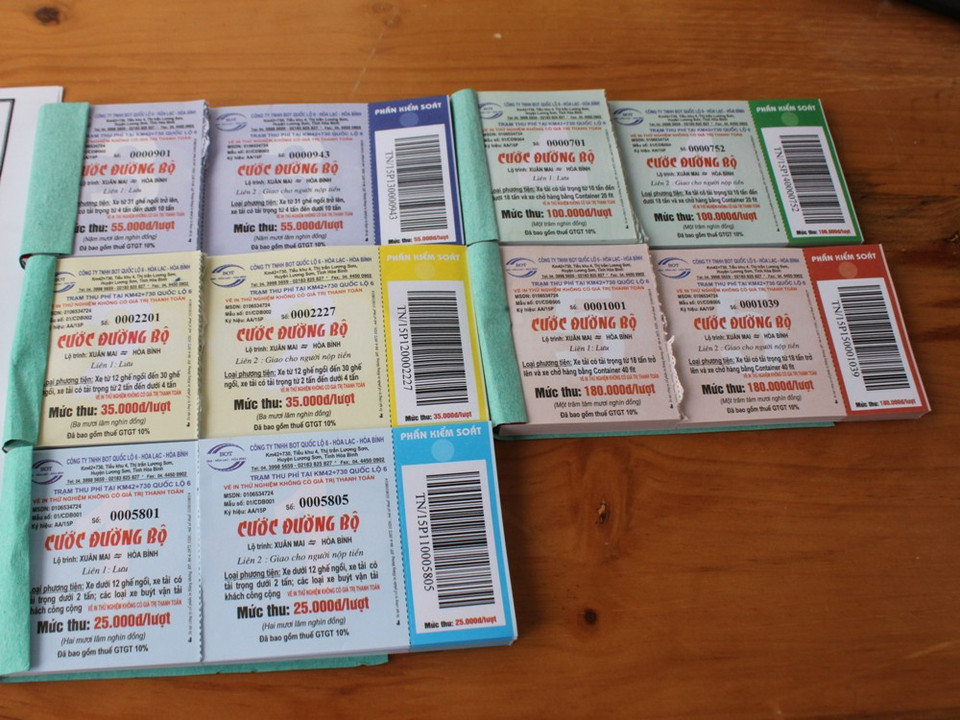 Vé cước đường bộ với nhiều mệnh giá áp dụng cho từng loại phương tiện lưu thông qua trạm thu phí. (Ảnh: Việt Hùng/Vietnam+)
