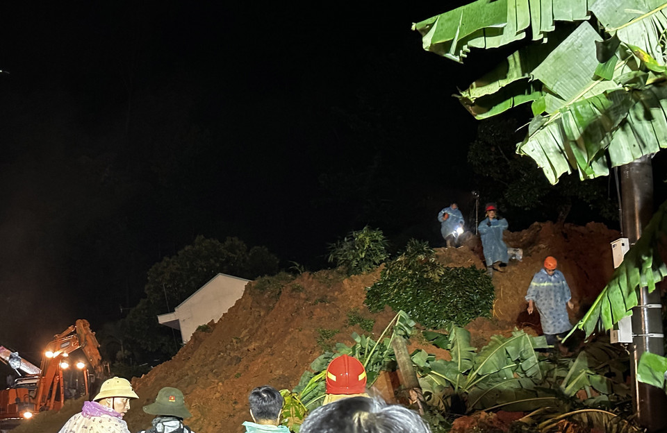 Khoảng 22 giờ ngày 30/7, lực lượng chức năng đã tìm thấy 3 nạn nhân là các chiến sỹ cảnh sát giao thông bị vùi lấp khi đang làm nhiệm vụ tại Trạm cảnh sát giao thông đèo Bảo Lộc. (Ảnh: Nguyễn Dũng/TTXVN)