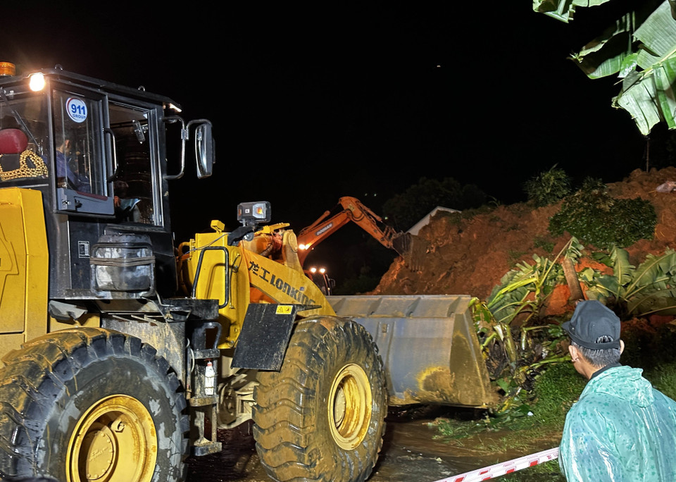 Vụ sạt lở vùi lấp Trạm cảnh sát Giao thông đèo Bảo Lộc (thuộc Quốc lộ 20, đoạn qua tỉnh Lâm Đồng) khiến 4 người mất tích. (Ảnh: Nguyễn Dũng/TTXVN)