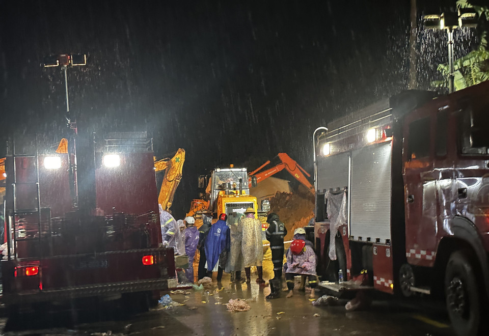 Rạng sáng 31/7, lực lượng chức năng vẫn làm việc để giải tỏa hiện trường vụ sạt lở và tìm kiếm nạn nhân mất tích. (Ảnh: Nguyễn Dũng/TTXVN)