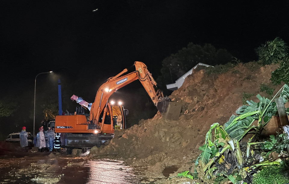 Lực lượng với khoảng 100 người và nhiều xe cơ giới tiếp tục làm việc xuyên đêm để tìm kiếm nạn nhân thứ 4 trong vụ sạt lở trên đèo Bảo Lộc. (Ảnh: Nguyễn Dũng/TTXVN)