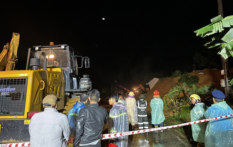 Khoảng 22 giờ ngày 30/7, lực lượng chức năng đã tìm thấy 3 nạn nhân là các chiến sỹ cảnh sát giao thông bị vùi lấp khi đang làm nhiệm vụ tại Trạm cảnh sát giao thông đèo Bảo Lộc. (Ảnh: Nguyễn Dũng/TTXVN)