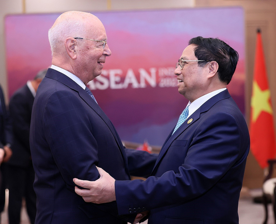 Thủ tướng Phạm Minh Chính gặp ông Klaus Schwab, Nhà Sáng lập kiêm Chủ tịch Điều hành Diễn đàn Kinh tế Thế giới (WEF). (Ảnh: Dương Giang/TTXVN)