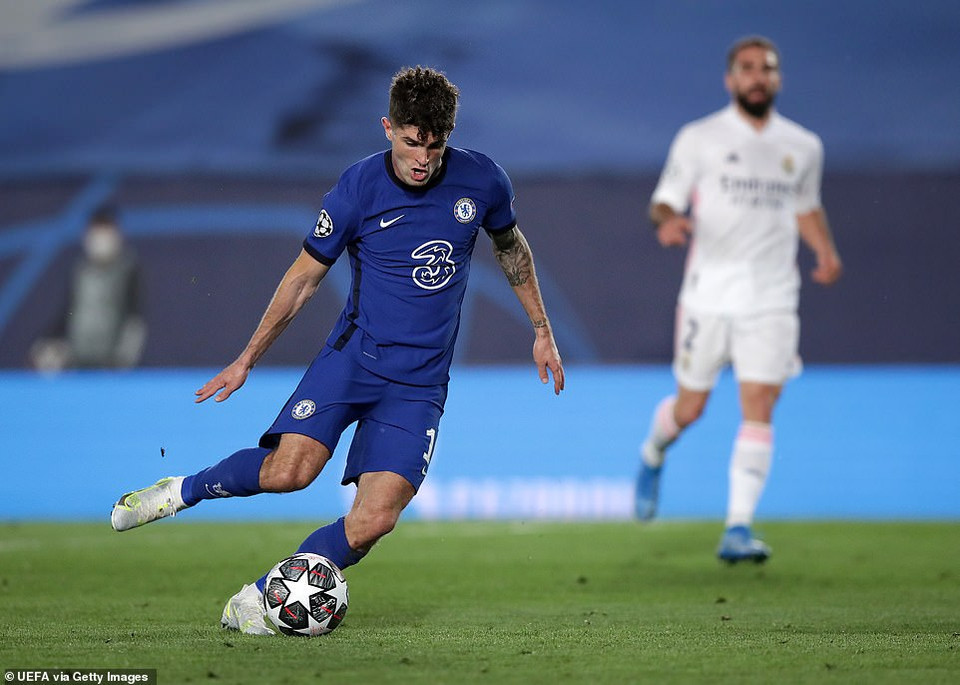 Từ đường chuyền dài của Rudiger, Pulisic phá bẫy việt vị vượt qua cả thủ thành Courtois rồi sút tung lưới Real. (Nguồn: Getty Images)