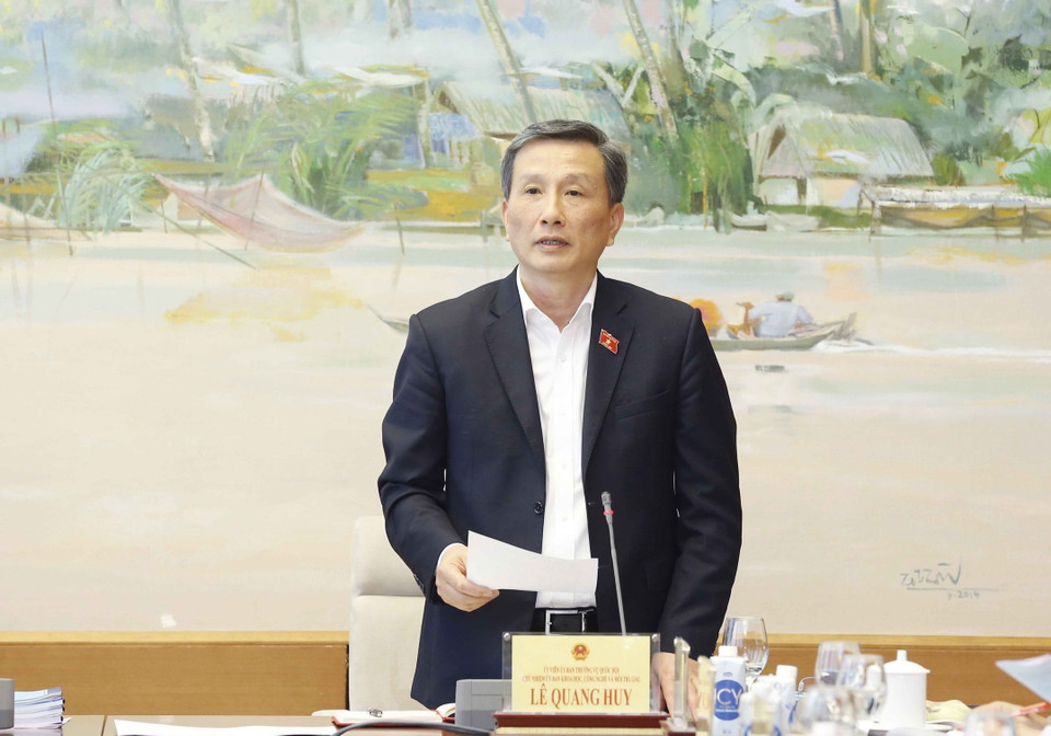 Chủ nhiệm Ủy ban Khoa học, Công nghệ và Môi trường của Quốc hội Lê Quang Huy trình bày Báo cáo. (Ảnh: Doãn Tấn/TTXVN)