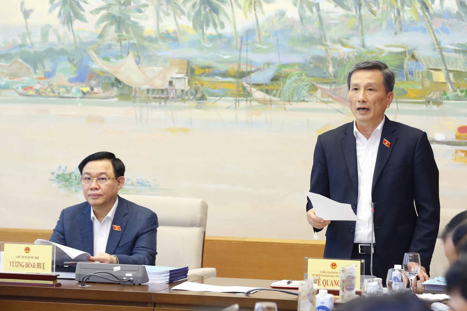 Chủ nhiệm Ủy ban Khoa học, Công nghệ và Môi trường của Quốc hội Lê Quang Huy trình bày Báo cáo. (Ảnh: Doãn Tấn/TTXVN)