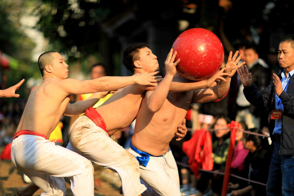 Giữ được quả cầu rất khó khi liên tục bị đối phương tấn công giành lấy. (Ảnh: Anh Tuấn/TTXVN)
