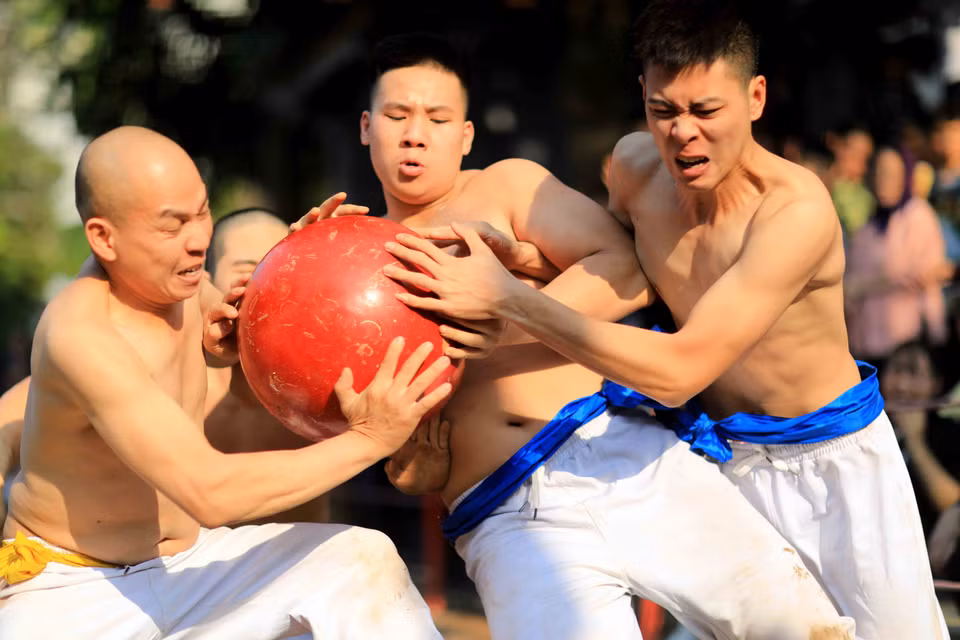 Các thanh niên trong làng tham gia hội vật cầu. (Ảnh: Anh Tuấn/TTXVN)