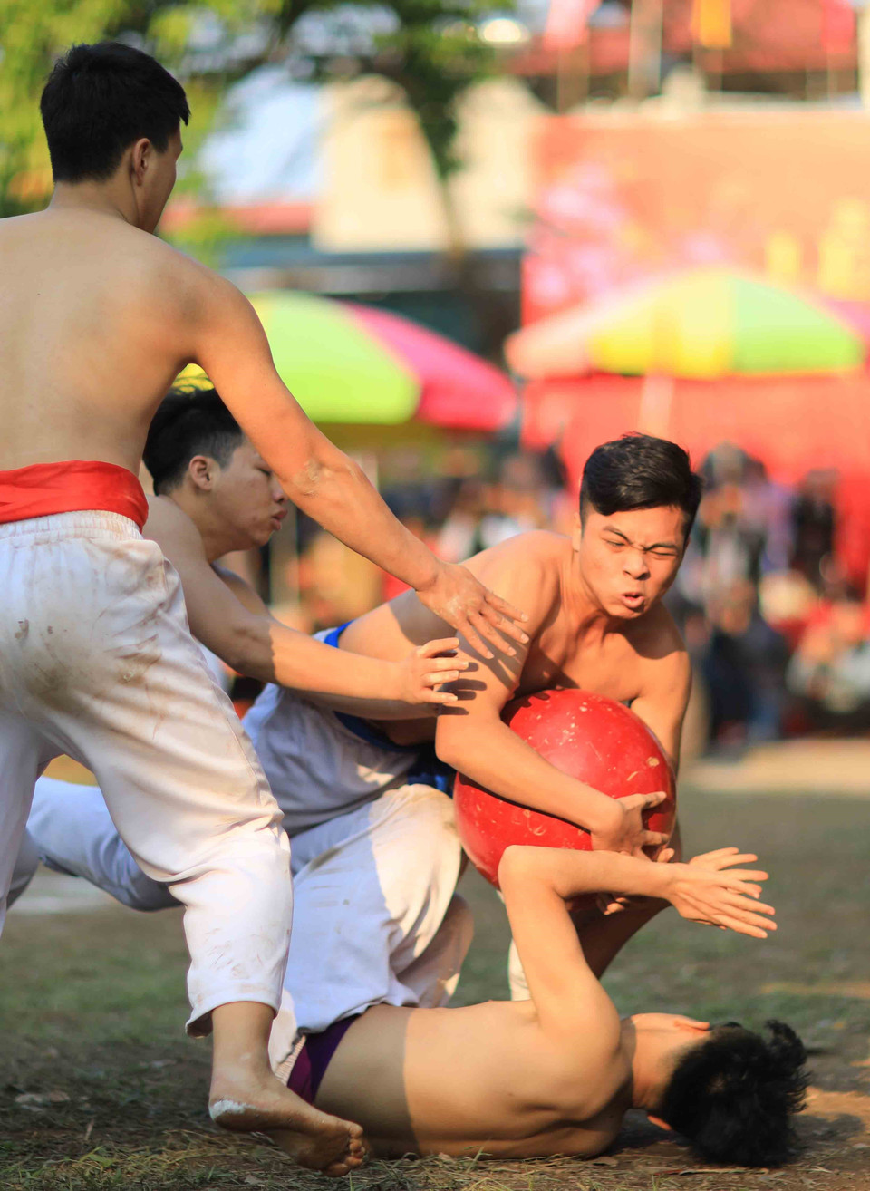 Môn vật cầu đòi hỏi các trai làng phải có sức khoẻ và sự nhanh nhẹn. (Ảnh: Anh Tuấn/TTXVN)