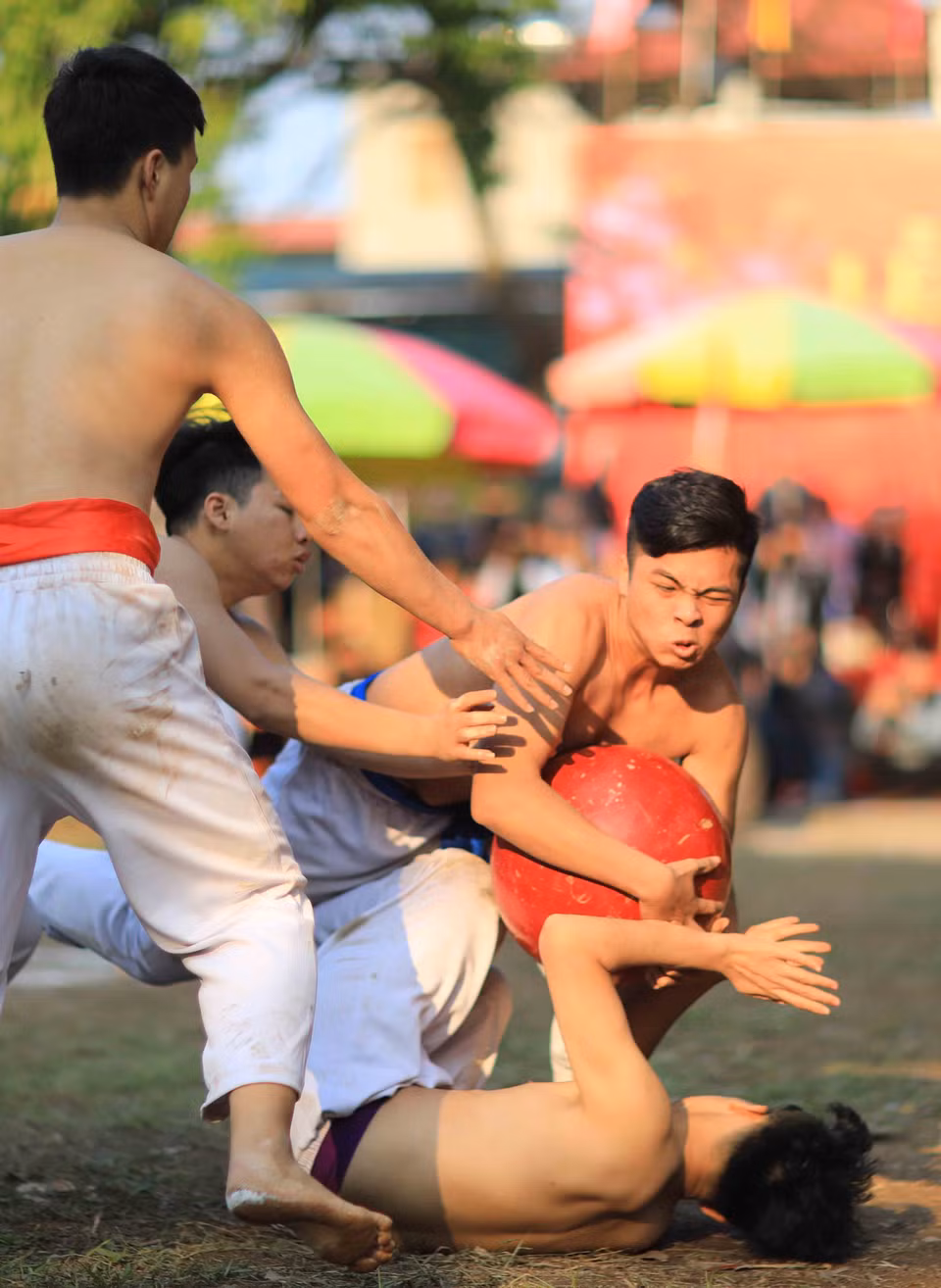 Môn vật cầu đòi hỏi các trai làng phải có sức khoẻ và sự nhanh nhẹn. (Ảnh: Anh Tuấn/TTXVN)