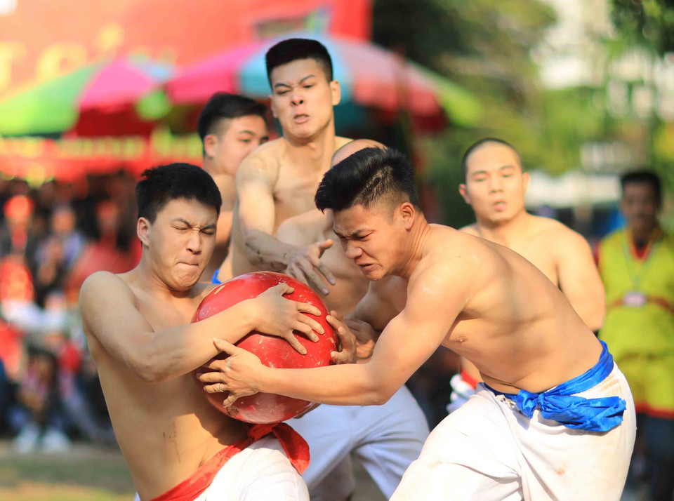 Một pha tranh cầu tại Hội vật cầu Xuân Canh Tý 2020. (Ảnh: Anh Tuấn/TTXVN)