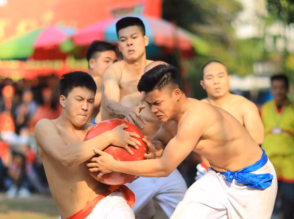 Một pha tranh cầu tại Hội vật cầu Xuân Canh Tý 2020. (Ảnh: Anh Tuấn/TTXVN)
