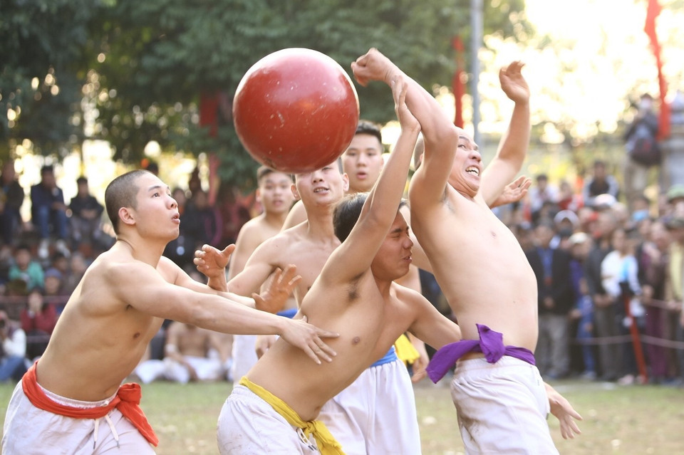 Thanh niên trong làng tham gia Hội vật cầu Xuân Canh Tý 2020. (Ảnh: Anh Tuấn/TTXVN)