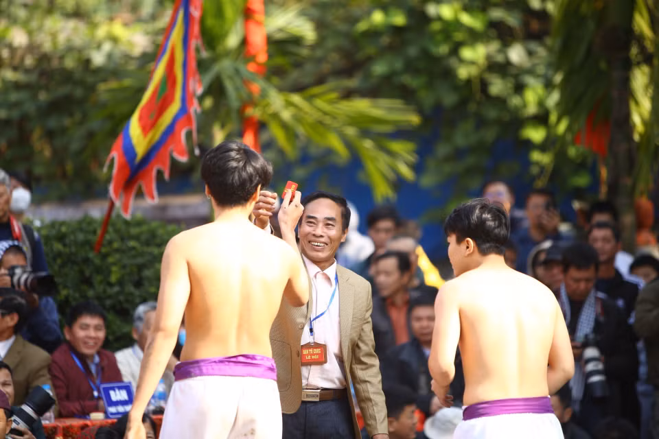 Môn vật cầu đòi hỏi các trai làng phải có sức khoẻ và sự nhanh nhẹn. (Ảnh: Anh Tuấn/TTXVN)