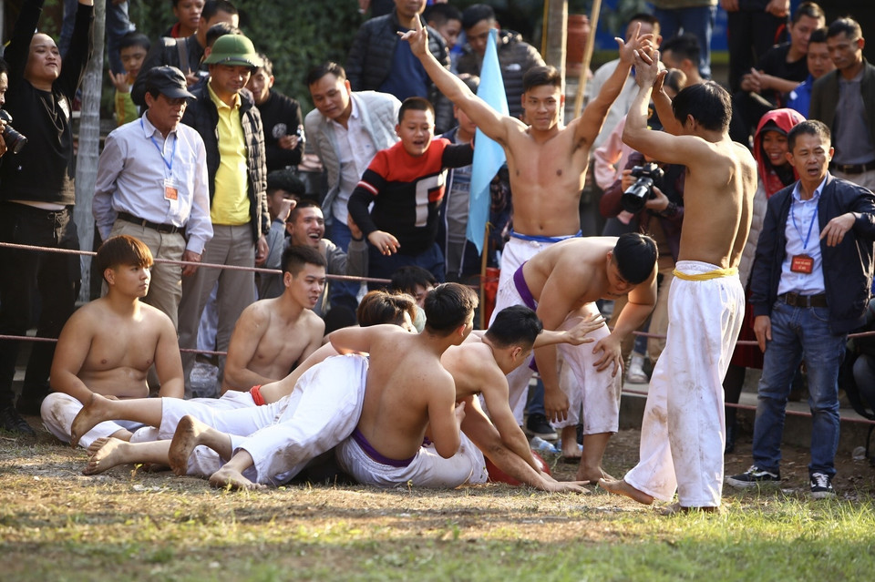 Những pha vật cầu đầu Xuân, truyền thống của những chàng trai làng Thuý Lĩnh Xuân Canh Tý 2020. (Ảnh: Anh Tuấn/TTXVN)