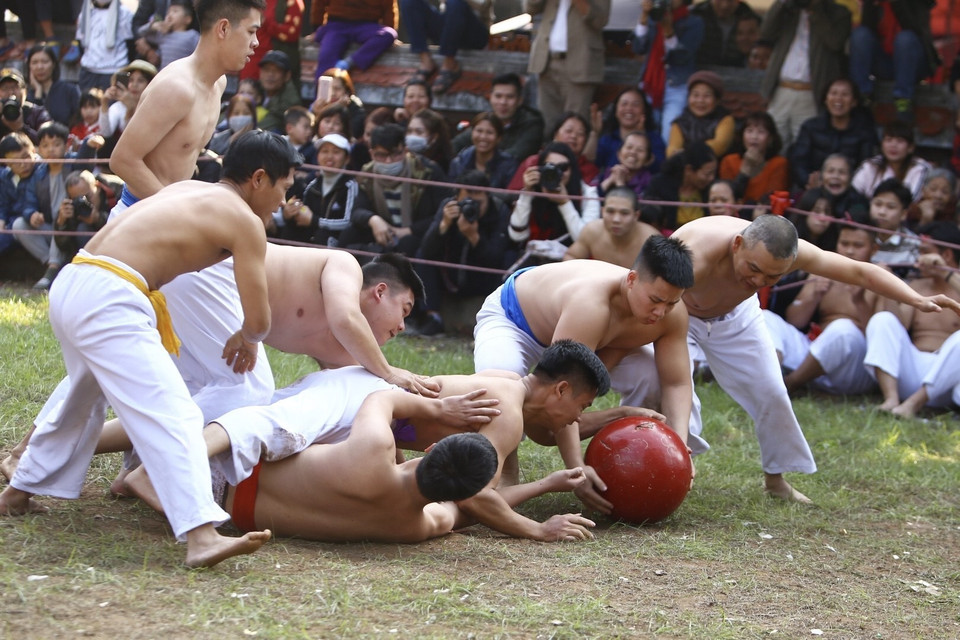 Quả cầu được làm bằng gỗ mít nặng 17kg. (Ảnh: Anh Tuấn/TTXVN)