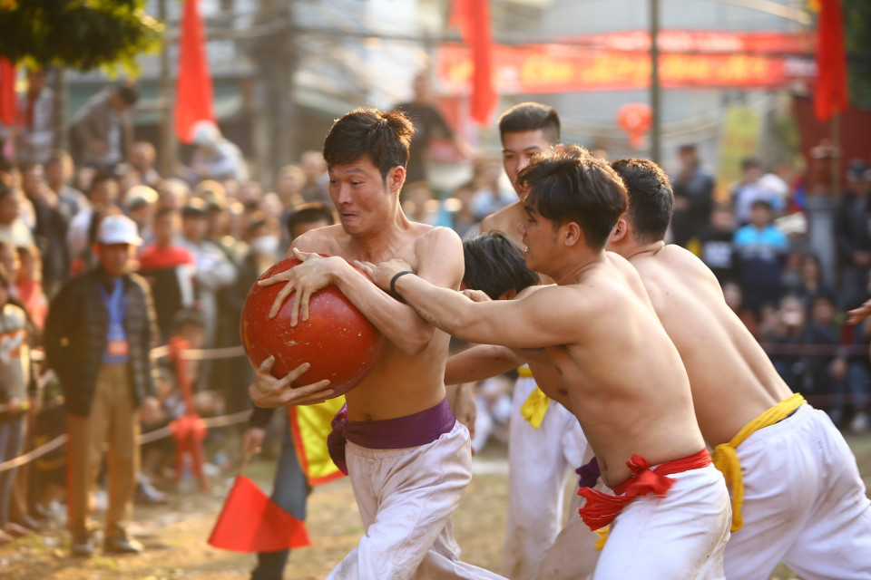 Một pha xoay người thoát khỏi sự tranh cầu của đối phương trong Lễ hội vật cầu truyền thống làng Thuý Lĩnh Xuân Canh Tý 2020. (Ảnh: Anh Tuấn/TTXVN)