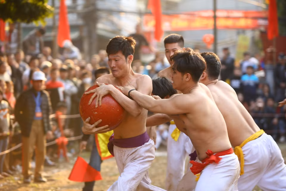 Một pha xoay người thoát khỏi sự tranh cầu của đối phương trong Lễ hội vật cầu truyền thống làng Thuý Lĩnh Xuân Canh Tý 2020. (Ảnh: Anh Tuấn/TTXVN)