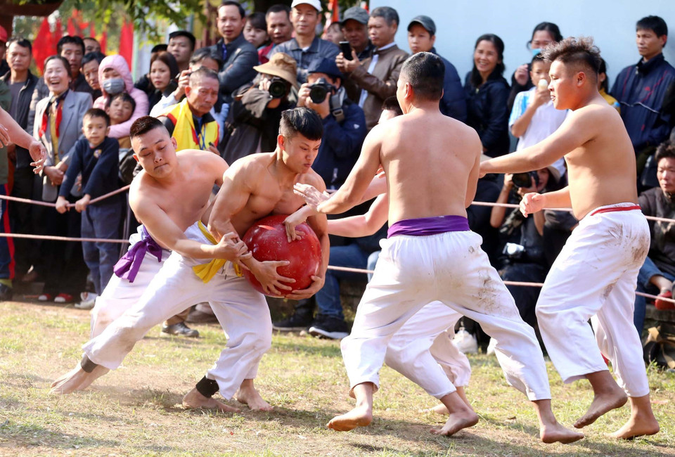 Một pha thoát người và lao cầu về phía hố của đội giáp tím trong Lễ hội vật cầu truyền thống làng Thuý Lĩnh Xuân Canh Tý 2020. (Ảnh: Anh Tuấn/TTXVN)