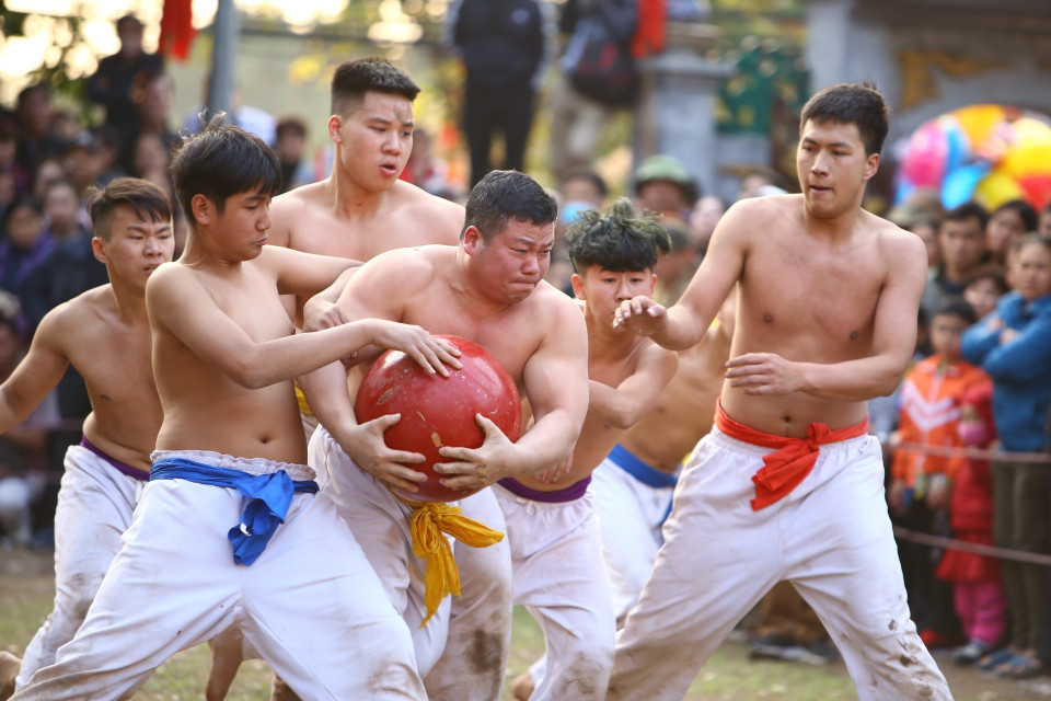Những thanh niên khoẻ mạnh trong làng tham gia Hội vật cầu Xuân Canh Tý 2020. (Ảnh: Anh Tuấn/TTXVN)