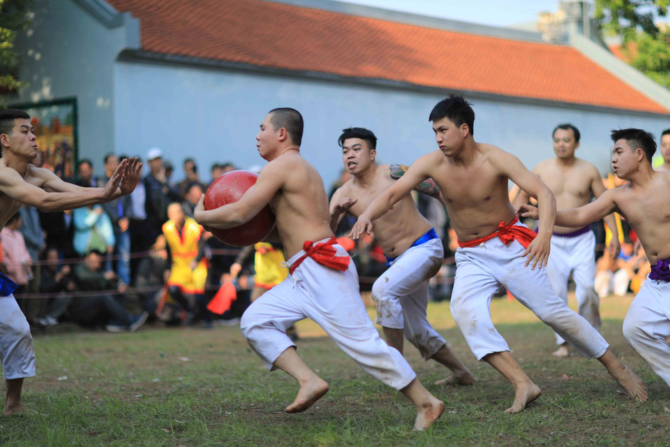 Một pha tranh cầu tại Hội vật cầu Xuân Canh Tý 2020. (Ảnh: Anh Tuấn/TTXVN)