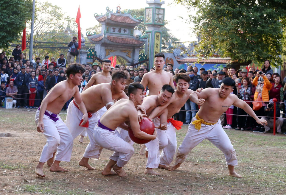 Môn vật cầu đòi hỏi các trai làng phải có sức khoẻ và sự nhanh nhẹn. (Ảnh: Anh Tuấn/TTXVN)