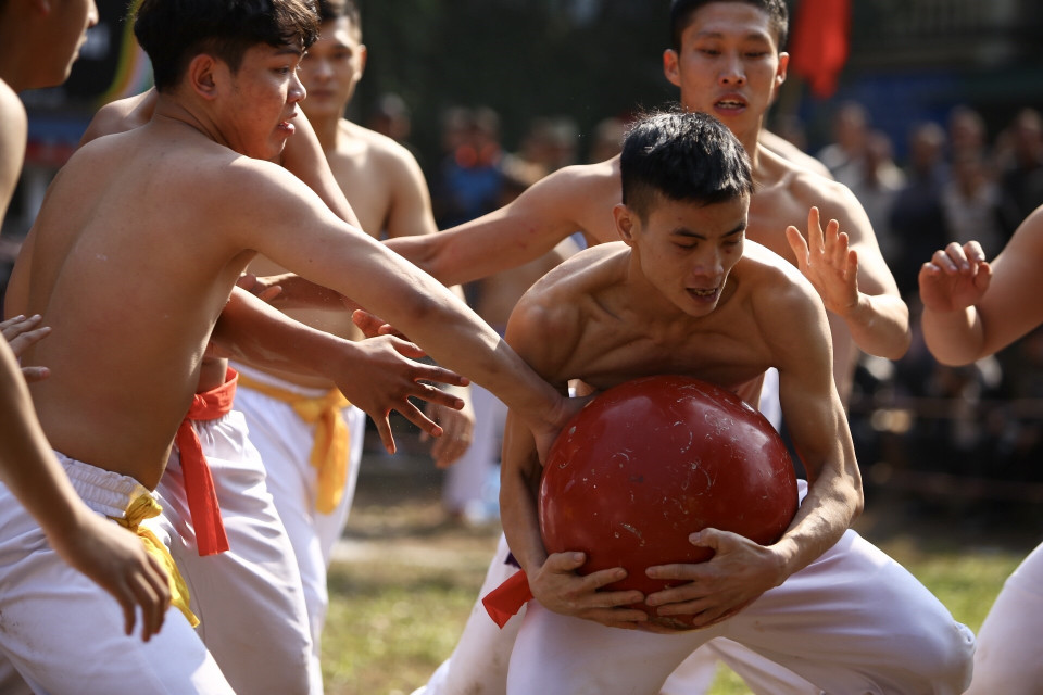 Đội nào đưa được cầu vào hố của đội mình sẽ nhận được 1 thẻ tính điểm từ Ban tổ chức. (Ảnh: Anh Tuấn/TTXVN)