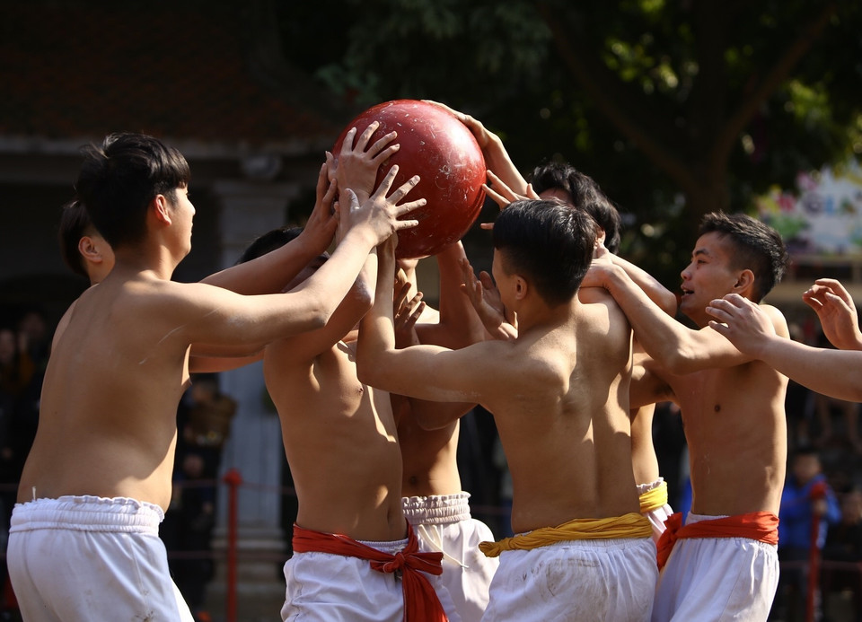 Một pha tranh cầu tại Hội vật cầu Xuân Canh Tý 2020. (Ảnh: Anh Tuấn/TTXVN)