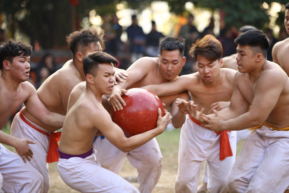 Những thanh niên khoẻ mạnh trong làng tham gia Hội vật cầu Xuân Canh Tý 2020. (Ảnh: Anh Tuấn/TTXVN)
