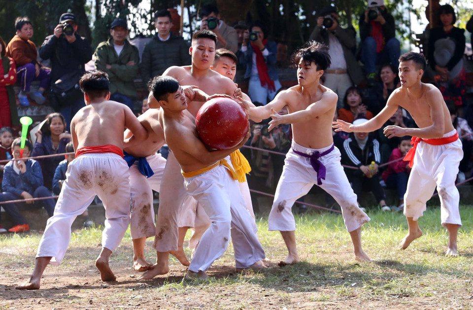 Gắng sức giữ cầu trong Lễ hội vật cầu truyền thống làng Thuý Lĩnh Xuân Canh Tý 2020. (Ảnh: Anh Tuấn/TTXVN)