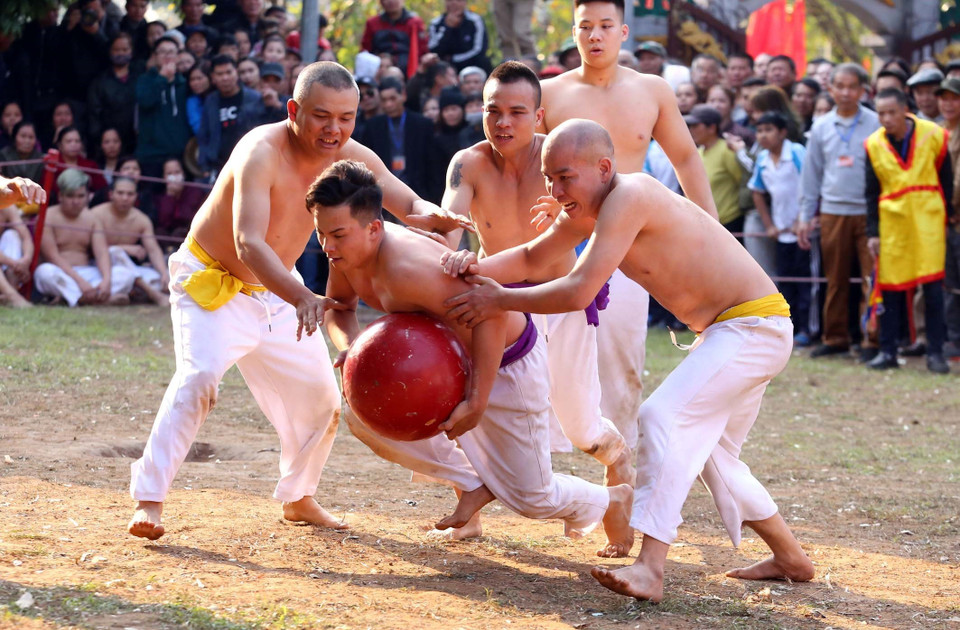 Những pha vật cầu đầu Xuân, truyền thống của những chàng trai làng Thuý Lĩnh Xuân Canh Tý 2020. (Ảnh: Anh Tuấn/TTXVN)
