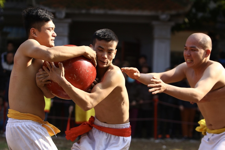  Môn vật cầu đòi hỏi các trai làng phải có sức khoẻ và sự nhanh nhẹn.(Ảnh: Anh Tuấn/TTXVN)