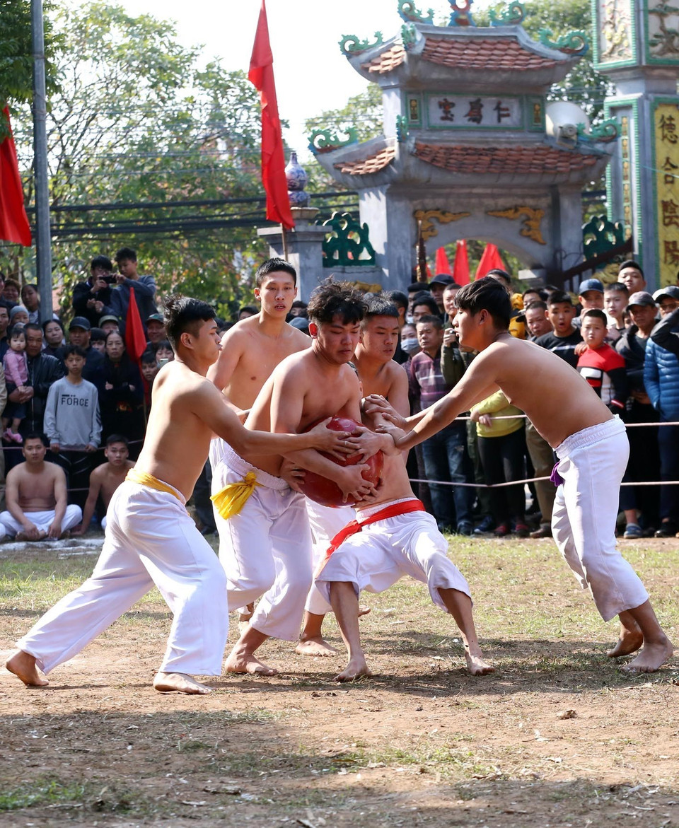 Những thanh niên khoẻ mạnh trong làng tham gia Hội vật cầu Xuân Canh Tý 2020. (Ảnh: Anh Tuấn/TTXVN)