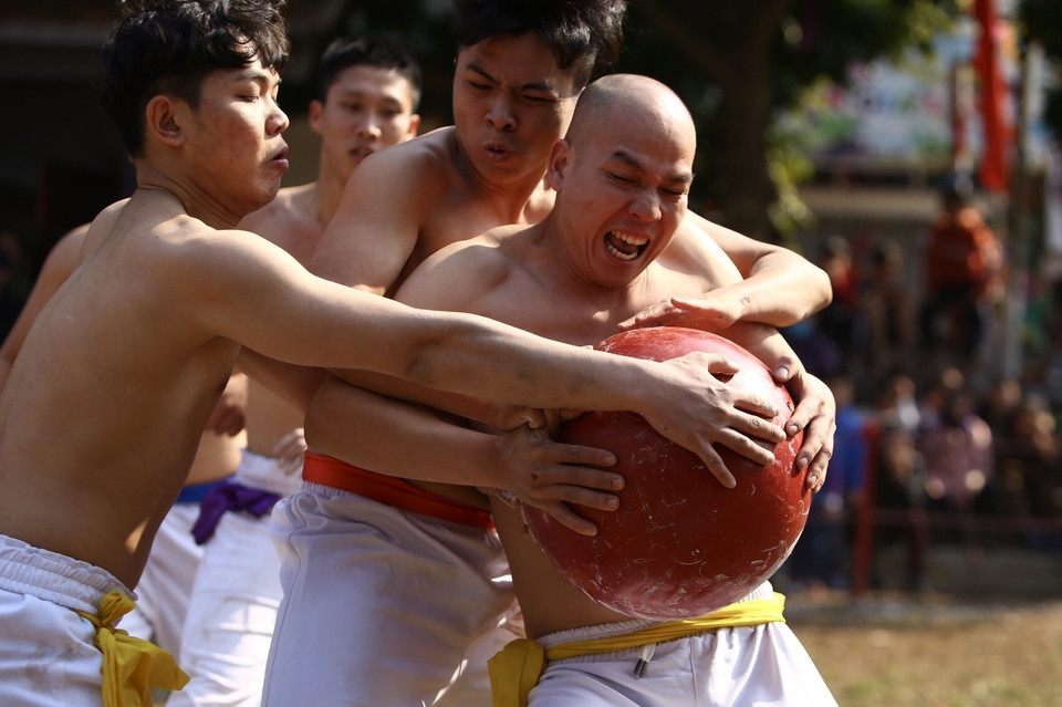 Một pha tranh cầu tại Hội vật cầu Xuân Canh Tý 2020. (Ảnh: Anh Tuấn/TTXVN)