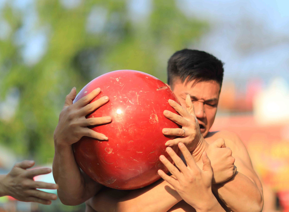 Một pha tranh cầu tại Hội vật cầu Xuân Canh Tý 2020. (Ảnh: Anh Tuấn/TTXVN)