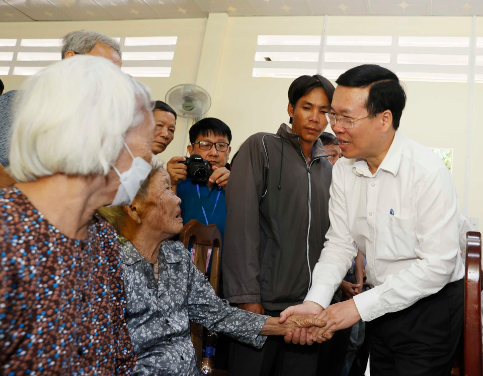 Chủ tịch nước Võ Văn Thưởng động viên, tặng quà các hộ nghèo, gia đình chính sách tại huyện biên giới Hồng Ngự, tỉnh Đồng Tháp. (Ảnh: Thống Nhất/TTXVN)