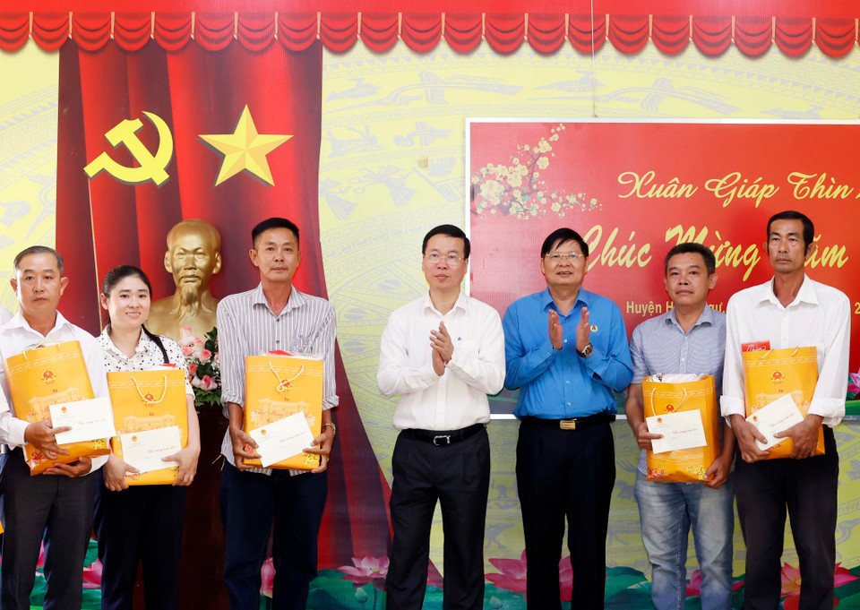 Chủ tịch nước Võ Văn Thưởng tặng quà cho công nhân lao động có hoàn cảnh khó khăn. (Ảnh: Thống Nhất/TTXVN)