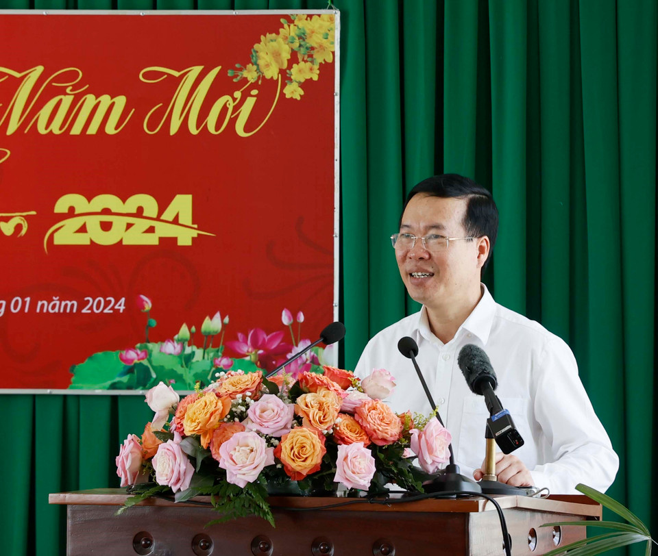 Chủ tịch nước Võ Văn Thưởng chúc Tết cán bộ, nhân viên Chi cục Hải Quan Cửa khẩu quốc tế Thường Phước, huyện Hồng Ngự, tỉnh Đồng Tháp. (Ảnh: Thống Nhất/TTXVN)