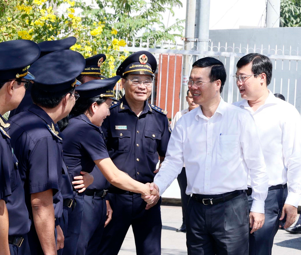 Chủ tịch nước Võ Văn Thưởng thăm, chúc Tết cán bộ, nhân viên Chi cục Hải Quan Cửa khẩu quốc tế Thường Phước, huyện Hồng Ngự, tỉnh Đồng Tháp. (Ảnh: Thống Nhất/TTXVN)