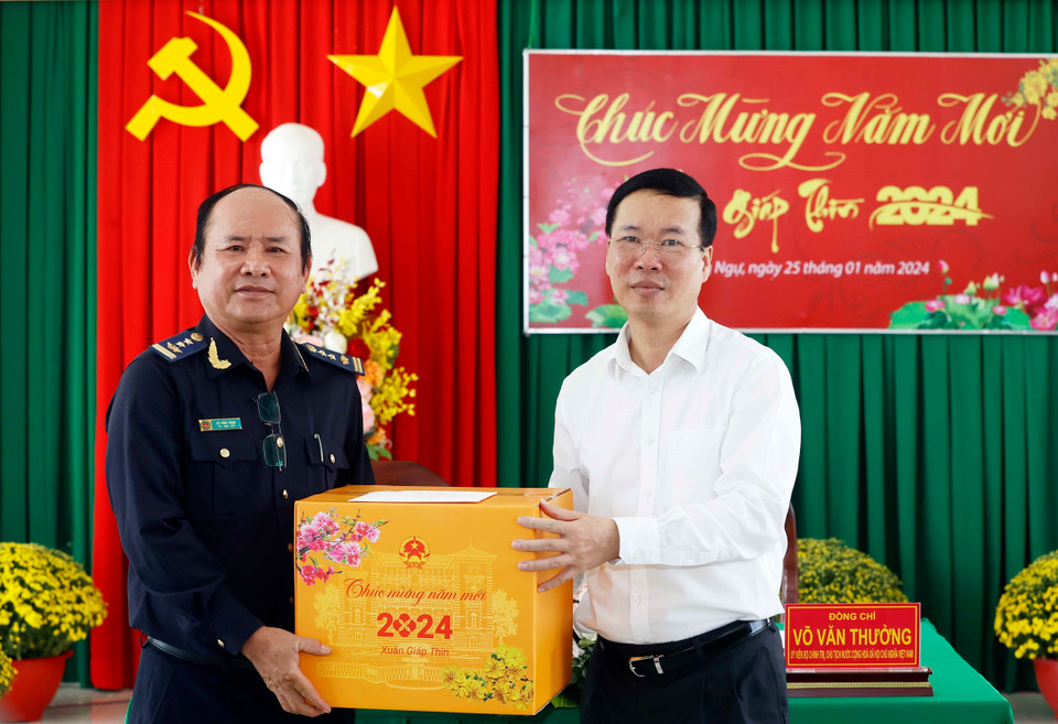 Chủ tịch nước Võ Văn Thưởng tặng quà, chúc Tết cán bộ, nhân viên Chi cục Hải Quan Cửa khẩu quốc tế Thường Phước, huyện Hồng Ngự, tỉnh Đồng Tháp. (Ảnh: Thống Nhất/TTXVN)