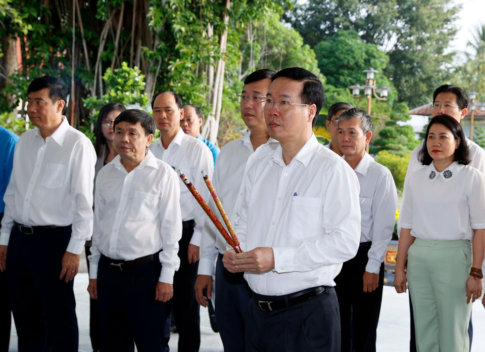 Chủ tịch nước Võ Văn Thưởng dâng hương tại Khu di tích Cụ Phó bảng Nguyễn Sinh Sắc. (Ảnh: Thống Nhất/TTXVN)