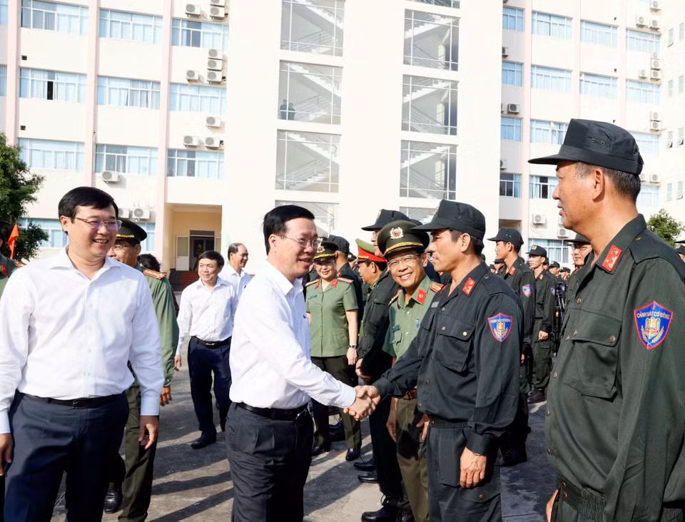 Chủ tịch nước Võ Văn Thưởng với cán bộ, sỹ quan chỉ huy Tiểu đoàn Cảnh sát Cơ động, Công an tỉnh Đồng Tháp. (Ảnh: Thống Nhất/TTXVN)
