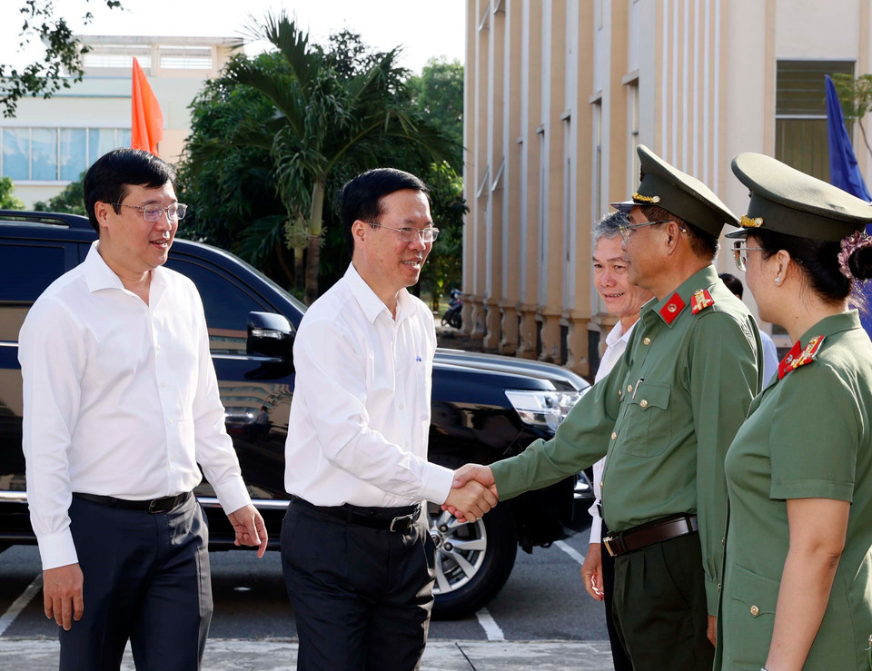 Chủ tịch nước Võ Văn Thưởng với cán bộ lãnh đạo, chỉ huy Công an tỉnh Đồng Tháp và Tiểu đoàn Cảnh sát Cơ động. (Ảnh: Thống Nhất/TTXVN)